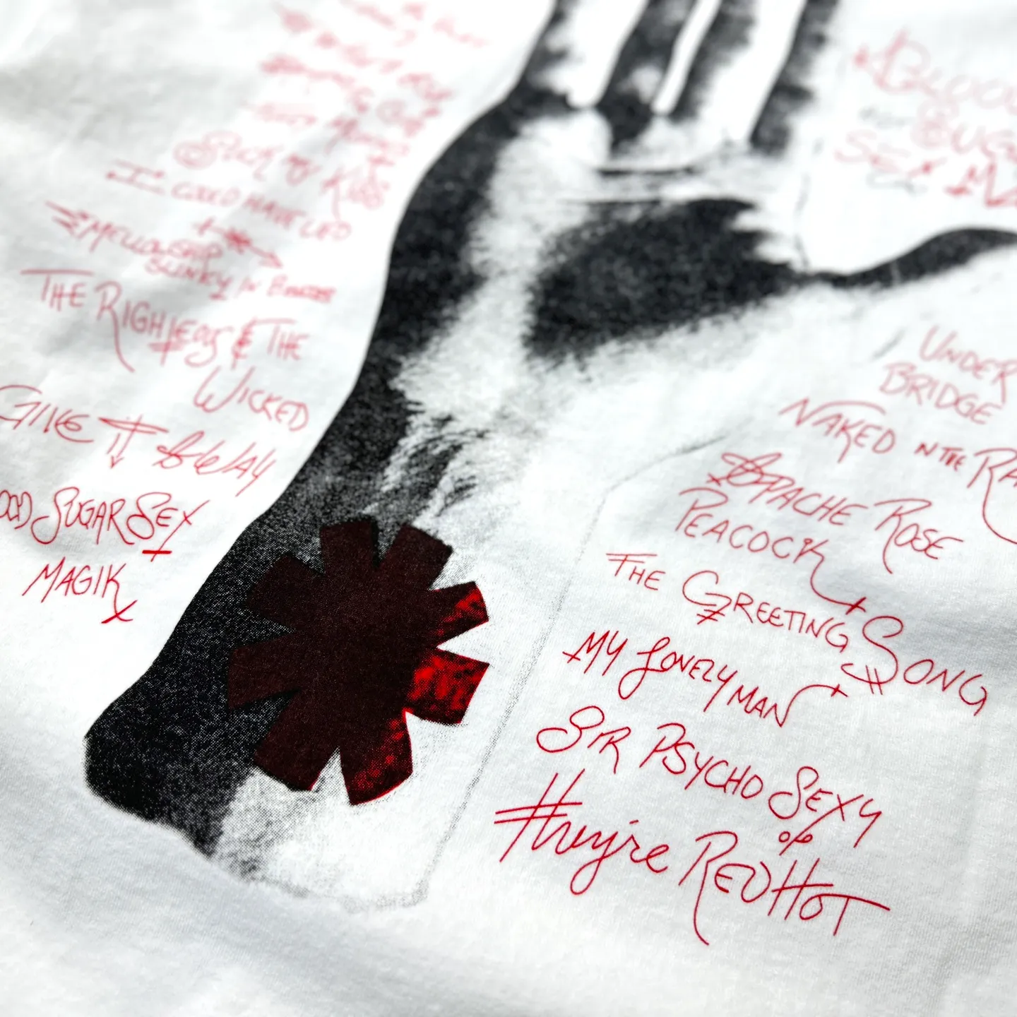 P158 # CTS-96 Saint 26SS RHCP Red Hot Chili Peppers co-branded long sleeves. Original washed 260g pure cotton fabric. Retro single-stitch heaven and earth stitch technology. Heavy Assute fermentation mill washing water. Invincible hand feel and texture. Size: S M L XL. The whole garment is made with Saint technology. The most common and complex single-needle sewing process (commonly known as single-thread heaven and earth stitch) among vintage vintage brands such as Michael